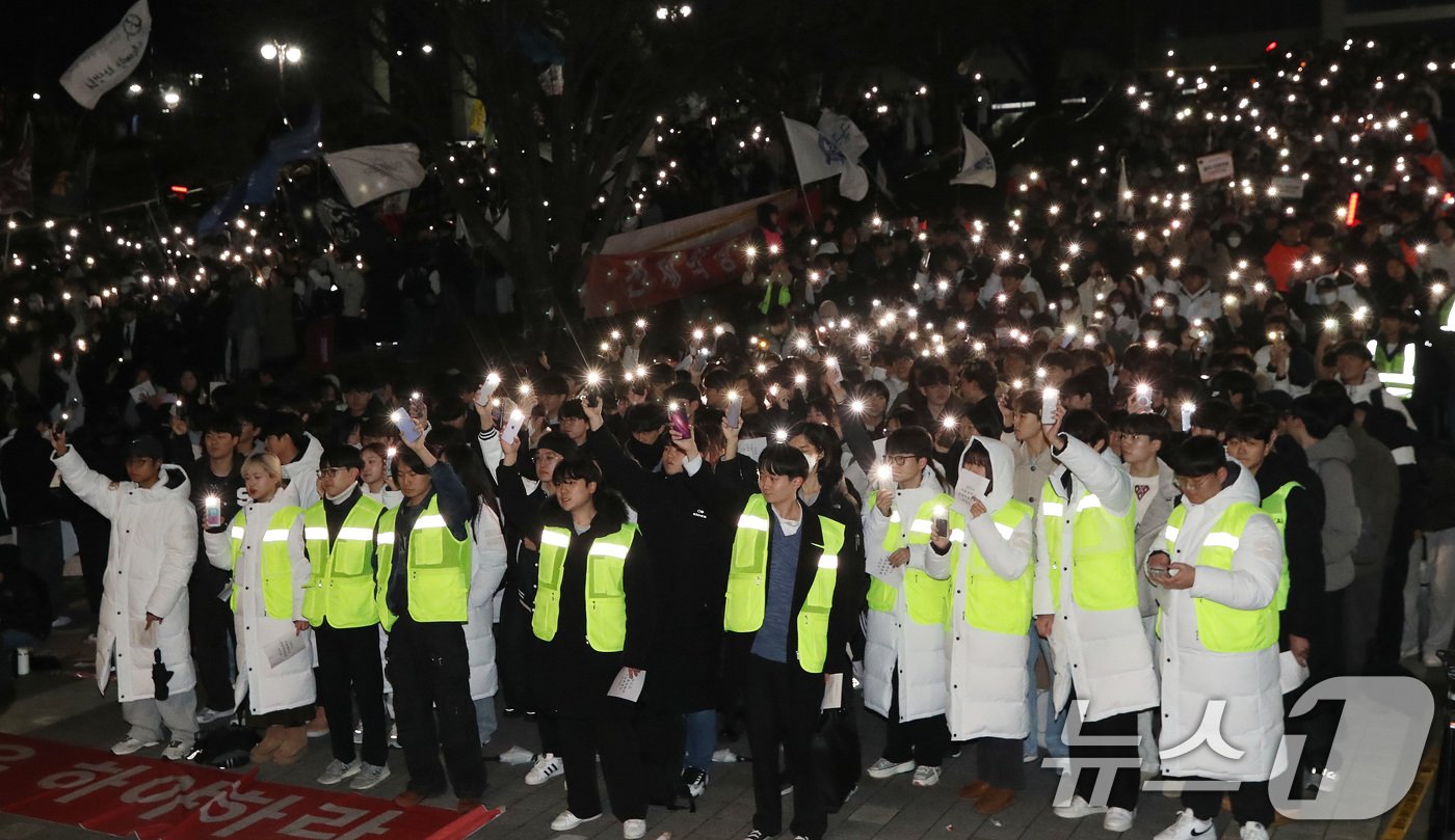 본문 이미지 - 서울대학교 학생들이 5일 서울 관악구 서울대학교 아크로폴리스 광장에서 윤석열 대통령 퇴진 요구를 안건으로 열린 전체 총학생회에서 스마트폰 불빛을 흔들고 있다. 2024.12.5/뉴스1 ⓒ News1 임세영 기자