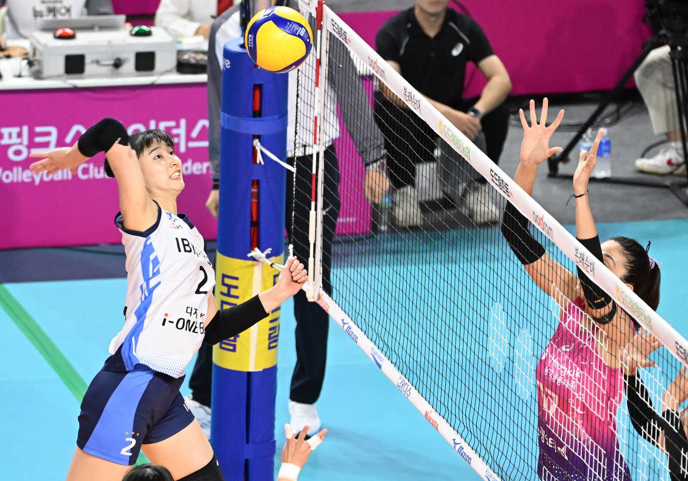 본문 이미지 - 흥국생명과 기업은행의 경기모습(KOVO제공) 