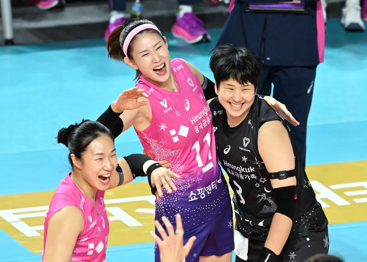 본문 이미지 - 기뻐하는 흥국생명 선수단(KOVO제공) 