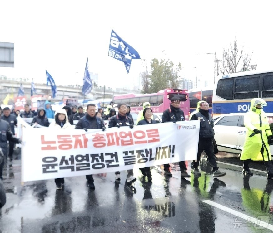 전국민주노동조합총연맹&#40;민주노총&#41;이 5일 오후 서울역 인근에서 &#39;내란범 윤석열퇴진촉구 민주노총 결의대회&#39;를 마치고 서울 종로구 동화면세점 앞으로 행진하고 있다. 2024.12.05/뉴스1 ⓒ 뉴스1 김예원 기자