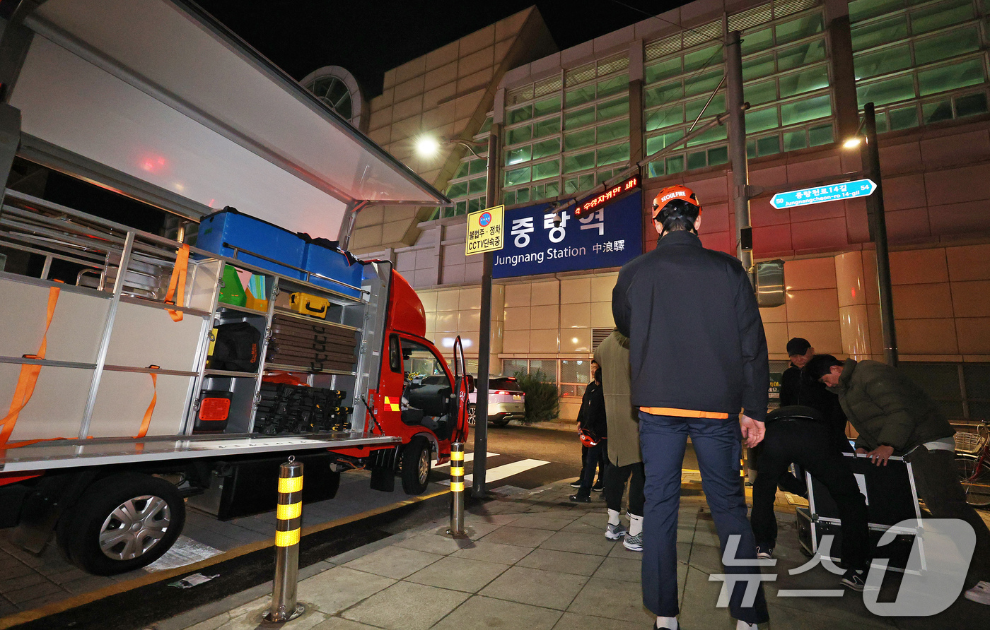 (서울=뉴스1) 장수영 기자 = 전국철도노동조합(철도노조)이 총파업에 돌입한 5일 저녁 지하철 경의중앙선 열차가 정전이 나 멈추는 사고가 발생 한 가운데 사고 수습을 마친 서울 중 …