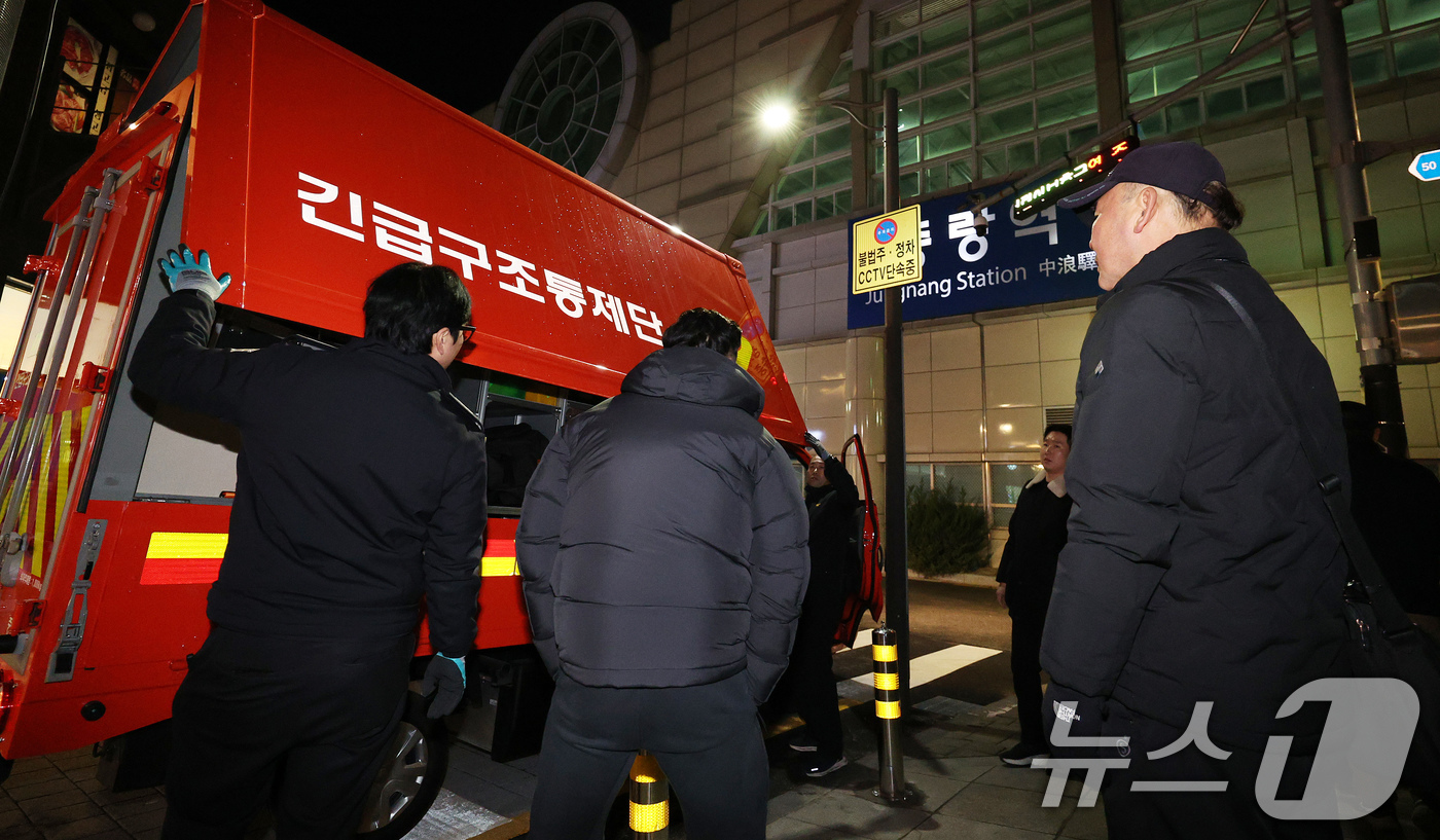 (서울=뉴스1) 장수영 기자 = 전국철도노동조합(철도노조)이 총파업에 돌입한 5일 저녁 지하철 경의중앙선 열차가 정전이 나 멈추는 사고가 발생 한 가운데 사고 수습을 마친 서울 중 …