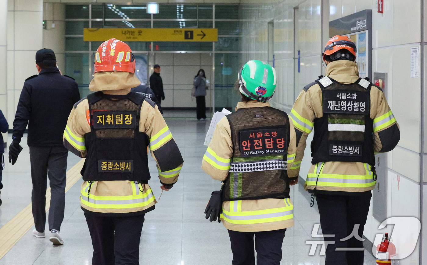 (서울=뉴스1) 장수영 기자 = 전국철도노동조합(철도노조)이 총파업에 돌입한 5일 저녁 경의중앙선을 지나는 전동열차와 무궁화호가 정전이 나 멈추는 사고가 발생 한 가운데 서울 중랑 …