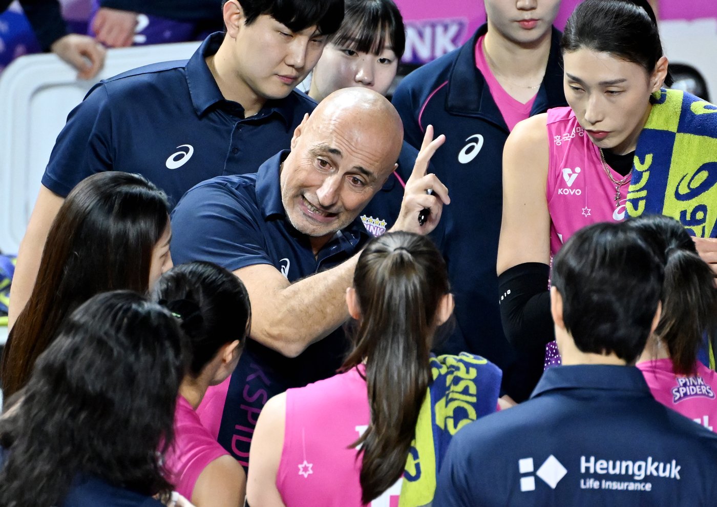 본문 이미지 -  경기 중 작전지시를 하는 아본단자 감독&#40;kovo제공&#41;