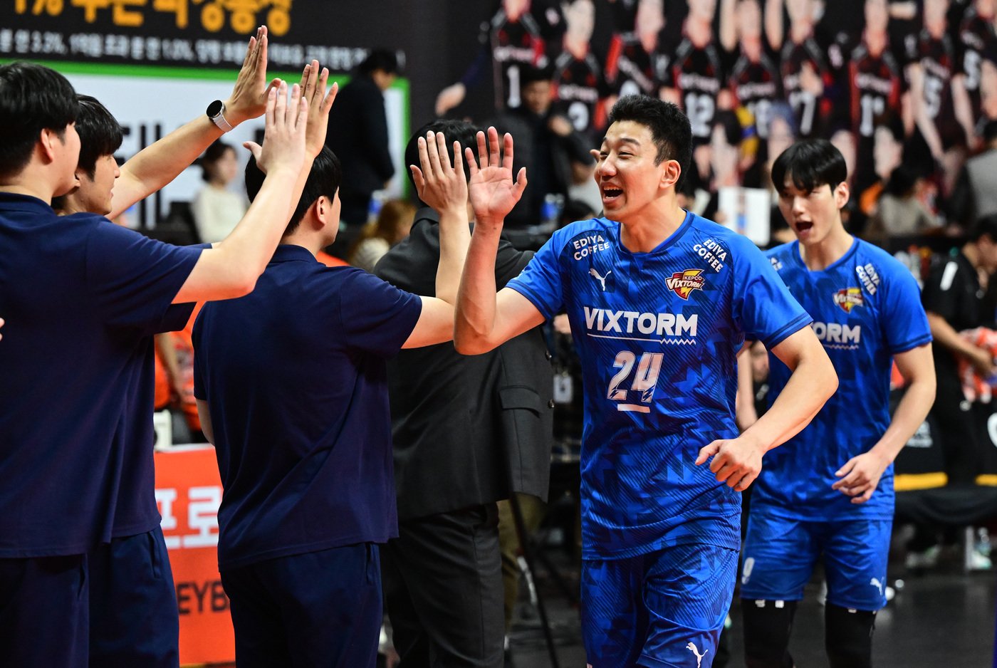 본문 이미지 -  승리 후 하이파이브를 하는 신영석&#40;가운데&#41;&#40;KOVO제공&#41;