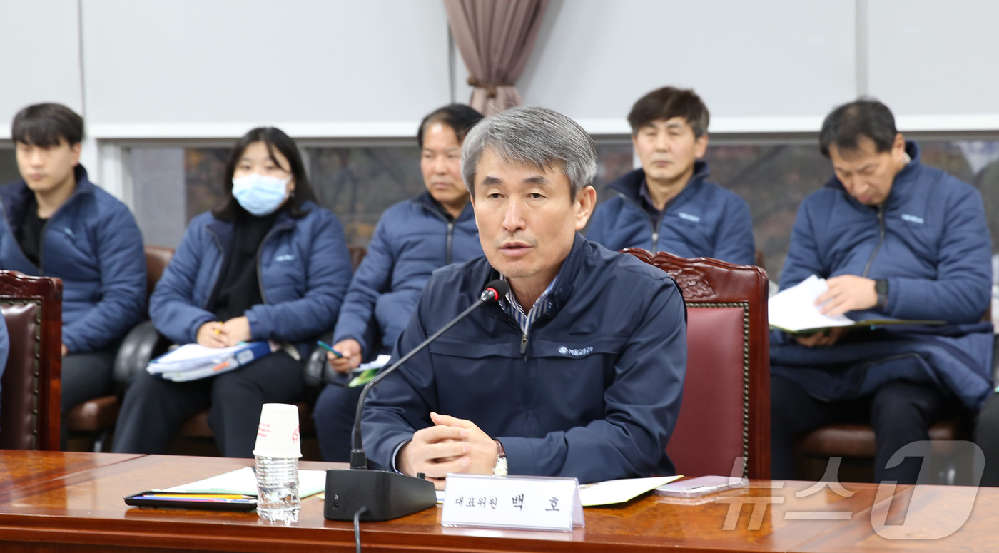 (서울=뉴스1) = 백호 서울교통공사 사장이 6일 새벽 서울 성동구 서울교통공사 인재개발원에서 열린 노조 측과의 본교섭에서 발언하고 있다.서울교통공사는 새벽 2시경 1노조를 시작으 …