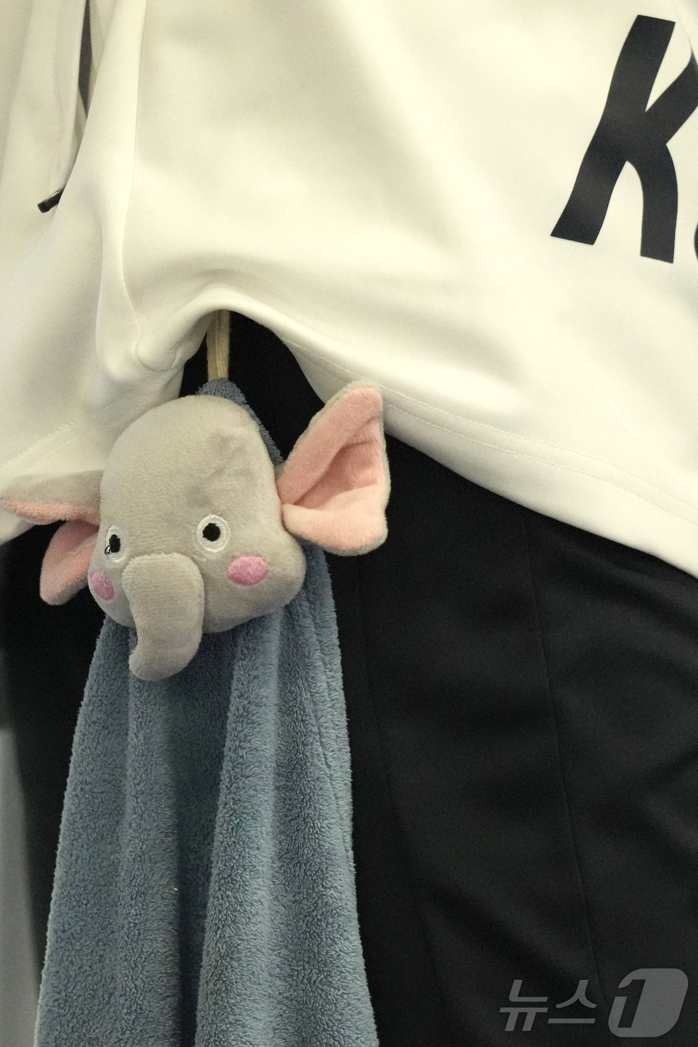 본문 이미지 - 2024 파리 올림픽 사격 25ｍ 권총 예선 경기에 김예지 선수가 자녀의 코끼리 인형을 경기에 달고 나왔다. 2024.08.02 ⓒ 로이터=뉴스1 ⓒ News1 정지윤 기자