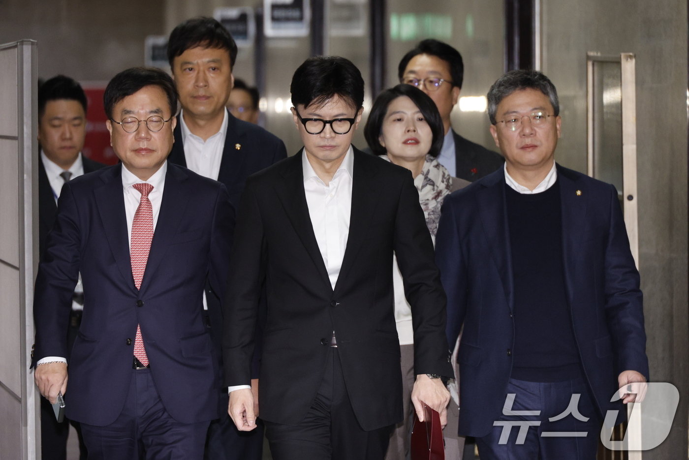 본문 이미지 - 한동훈 국민의힘 대표가 6일 오전 서울 여의도 국회에서 열린 긴급 최고위원회의에 참석하기 위해 이동하고 있다. 2024.12.6/뉴스1 ⓒ News1 안은나 기자