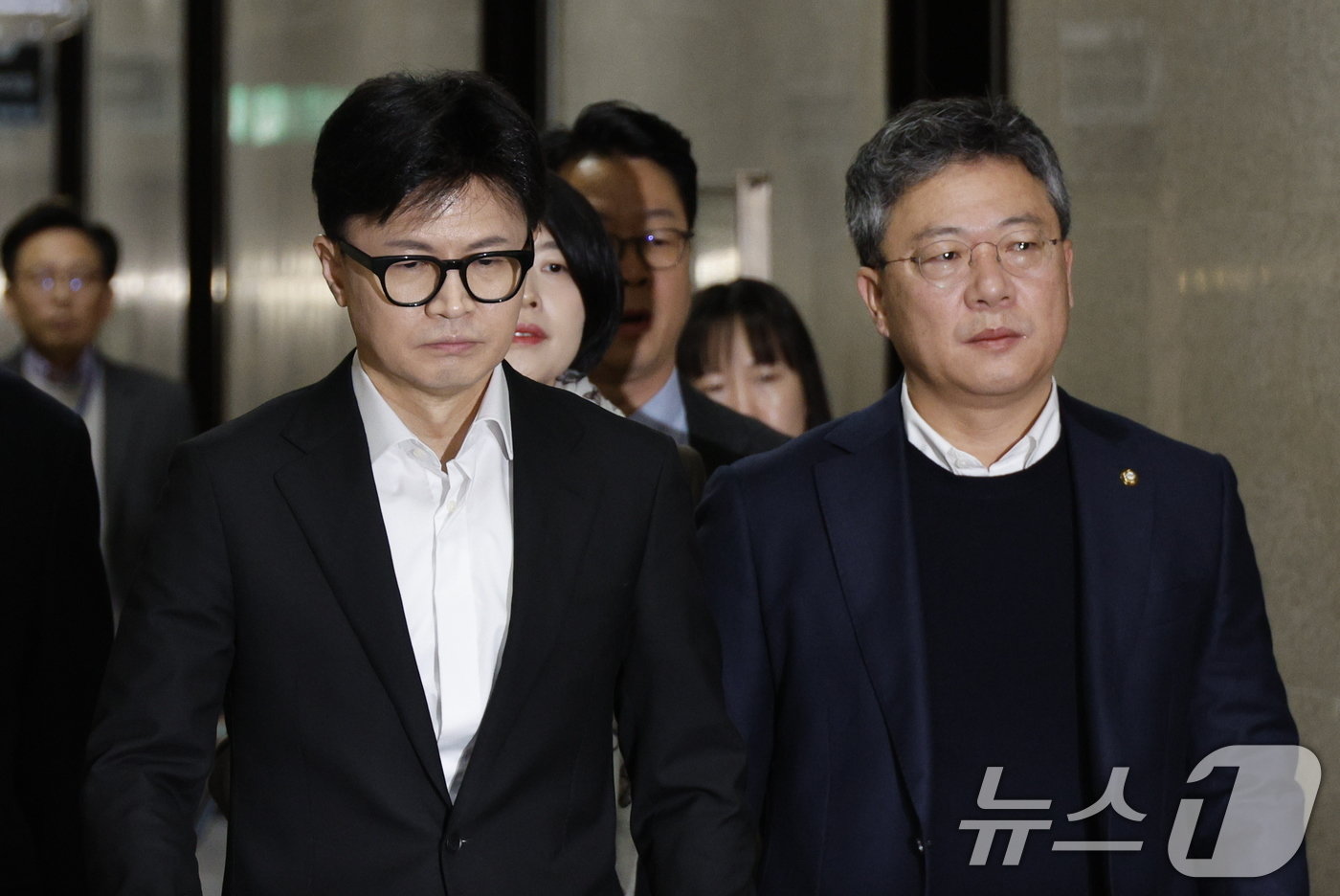 본문 이미지 - 한동훈 국민의힘 대표가 6일 오전 서울 여의도 국회에서 열린 긴급 최고위원회의에 참석하기 위해 이동하고 있다. 2024.12.6/뉴스1 ⓒ News1 안은나 기자