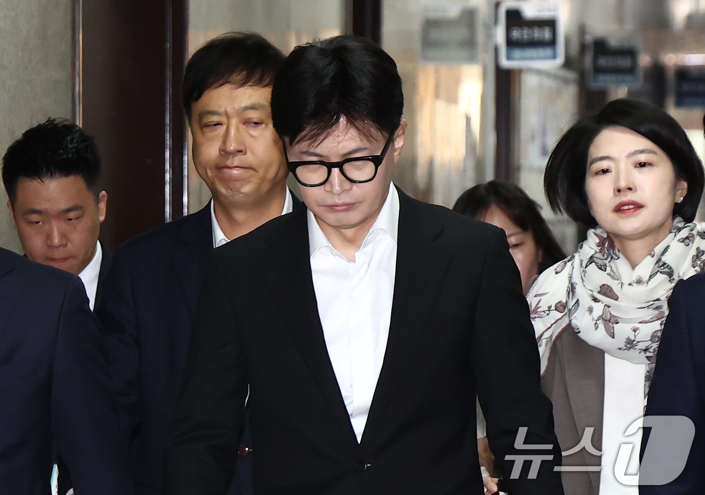 본문 이미지 - 한동훈 국민의힘 대표가 6일 오전 서울 여의도 국회에서 열린 긴급 최고위원회의에 참석하기 위해 이동하고 있다. 2024.12.6/뉴스1 ⓒ News1 김민지 기자