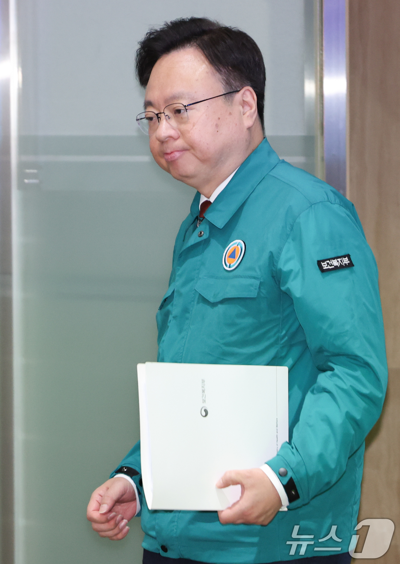 (서울=뉴스1) 허경 기자 = 조규홍 보건복지부 장관이 6일 서울 종로구 정부서울청사에서 열린 의사 집단행동 중앙재난안전대책본부 회의에 참석하고 있다. 2024.12.6/뉴스1