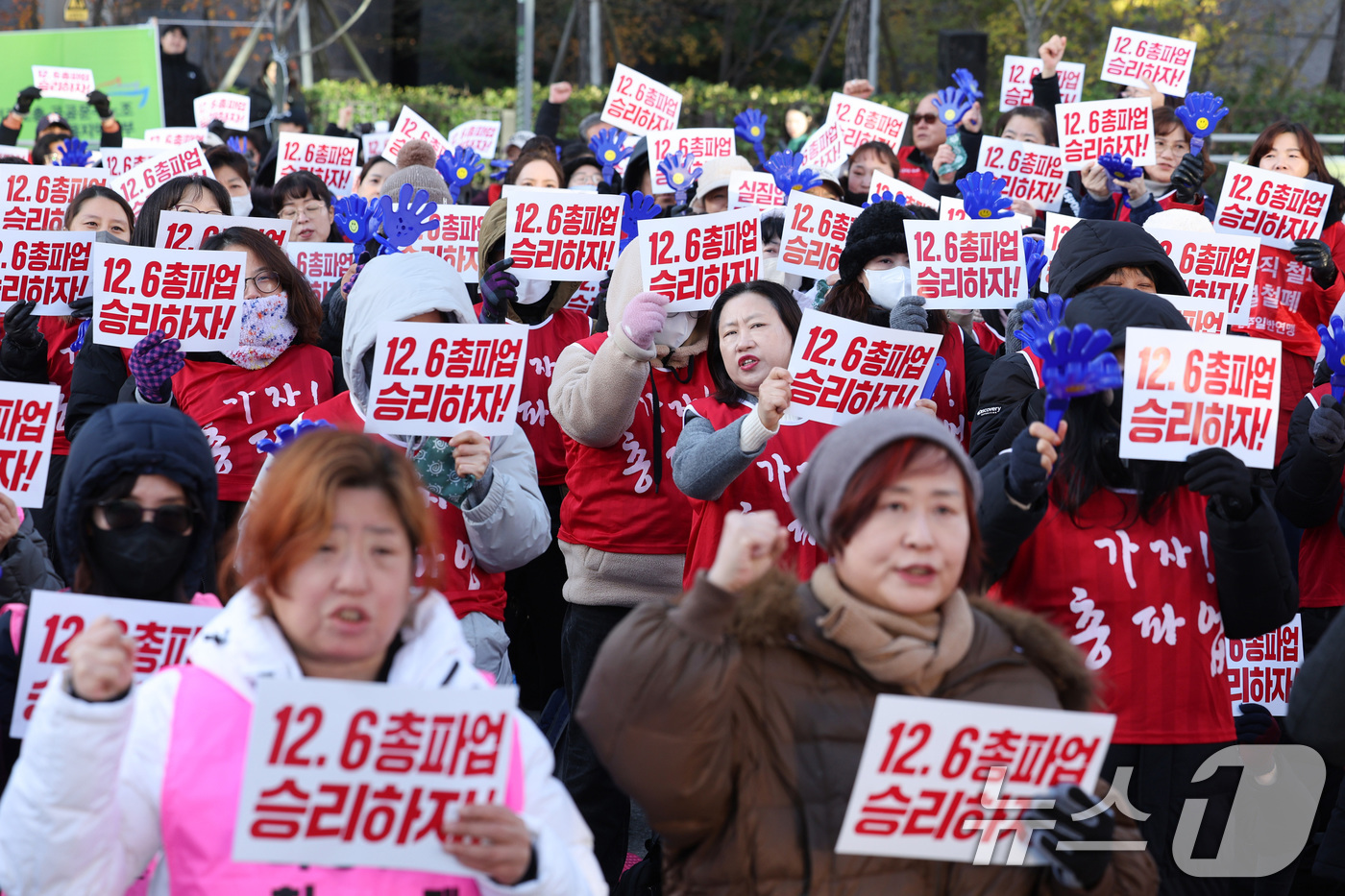 (서울=뉴스1) 신웅수 기자 = 학교 급식·돌봄 업무에 종사하는 서울지역 학교 비정규직 노동자들이 6일 오전 서울 종로구 서울시교육청 앞에서 가진 총파업대회에서 구호를 외치고 있다 …