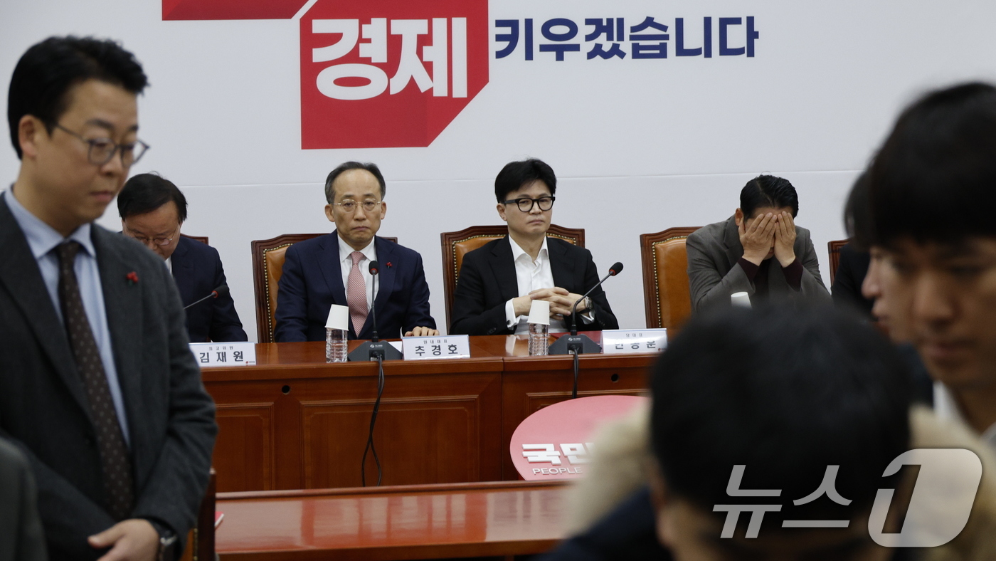 (서울=뉴스1) 안은나 기자 = 6일 오전 서울 여의도 국회에서 열린 국민의힘 긴급최고위원회의가 비공개로 전환되고 있다.한동훈 국민의힘 대표는 이날 회의 모두발언에서 "저는 어제 …