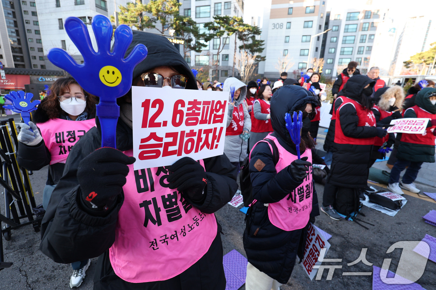 (서울=뉴스1) 신웅수 기자 = 학교 급식·돌봄 업무에 종사하는 서울지역 학교 비정규직 노동자들이 6일 오전 서울 종로구 서울시교육청 앞에서 가진 총파업대회에서 구호를 외치고 있다 …