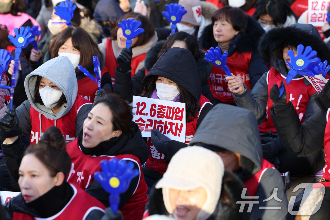 (서울=뉴스1) 신웅수 기자 = 학교 급식·돌봄 업무에 종사하는 서울지역 학교 비정규직 노동자들이 6일 오전 서울 종로구 서울시교육청 앞에서 가진 총파업대회에서 구호를 외치고 있다 …