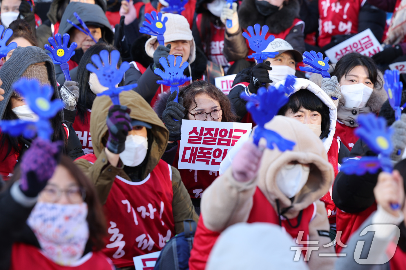 (서울=뉴스1) 신웅수 기자 = 학교 급식·돌봄 업무에 종사하는 서울지역 학교 비정규직 노동자들이 6일 오전 서울 종로구 서울시교육청 앞에서 가진 총파업대회에서 구호를 외치고 있다 …