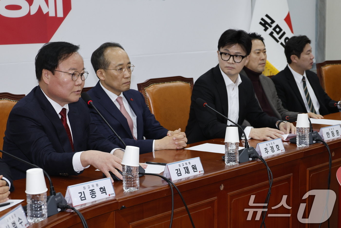 한동훈 국민의힘 대표가 6일 오전 서울 여의도 국회에서 열린 긴급최고위원회의에서 김재원 최고위원의 발언을 지켜보고 있다. 2024.12.6/뉴스1 ⓒ News1 안은나 기자