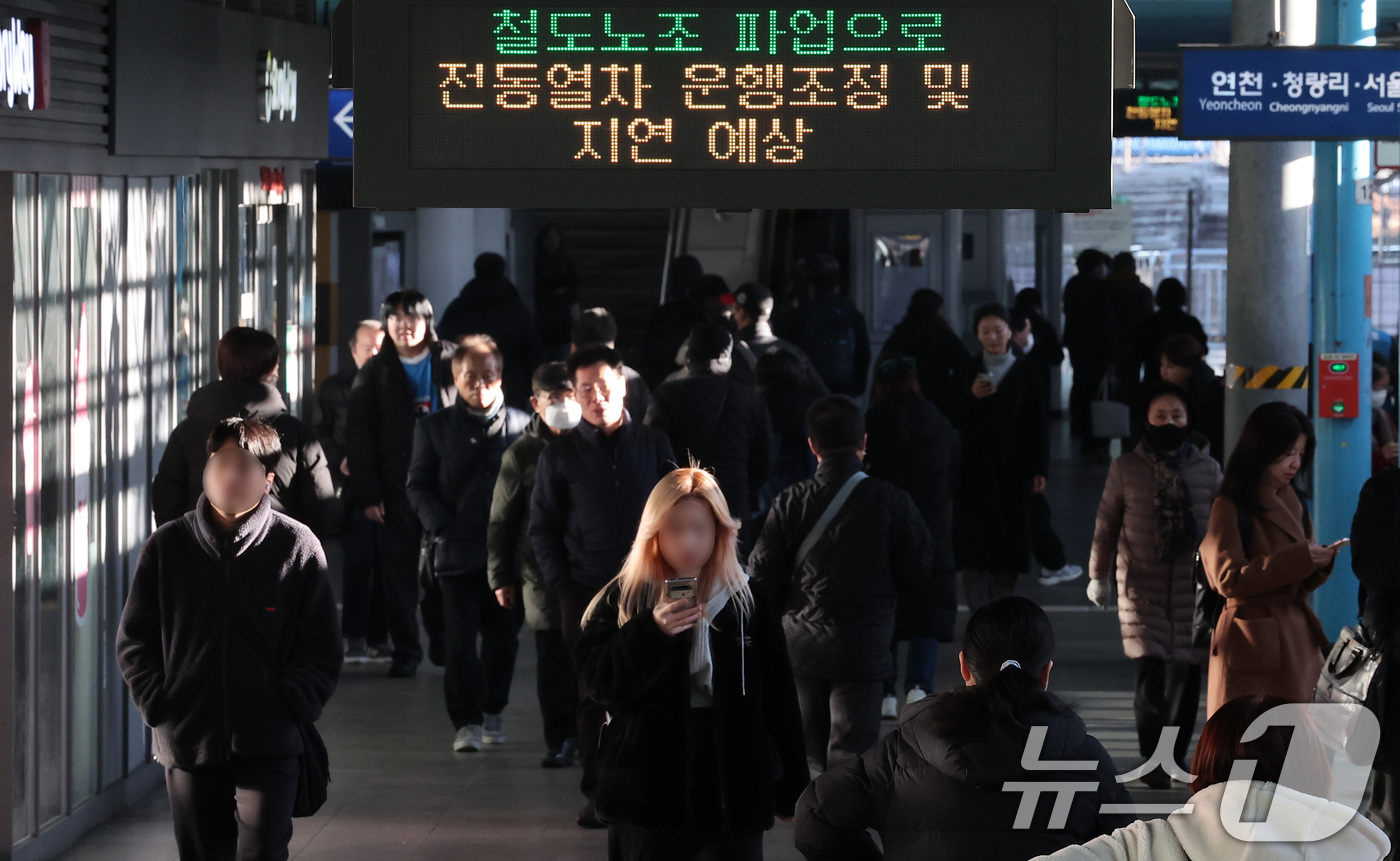 (서울=뉴스1) 김성진 기자 = 서울교통공사 노사 간 임단협 교섭이 극적 타결돼 총파업이 철회된 6일 서울 구로구 지하철 신도림역 승강장에서 철도노조 파업 안내문이 나오고 있다.서 …