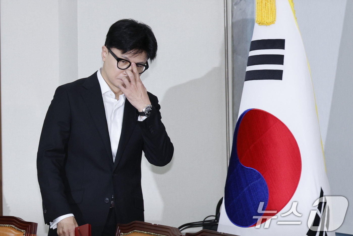 본문 이미지 - 한동훈 국민의힘 대표가 6일 오전 서울 여의도 국회에서 열린 긴급최고위원회의에 참석하고 있다. 2024.12.6/뉴스1 ⓒ News1 안은나 기자