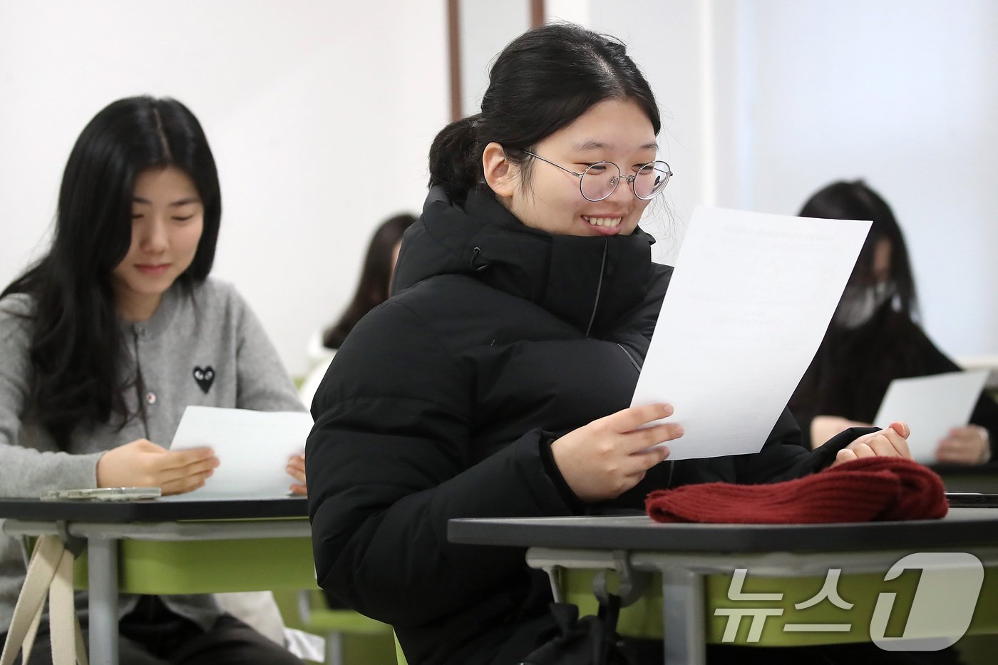 2025학년도 대학수학능력시험 성적표가 배부된 6일 오전 대구 수성구 대구여자고등학교 3학년 교실에서 성적표를 받은 학생들이 수능 성적을 확인하고 있다. 2024.12.6/뉴스1 ⓒ News1 공정식 기자