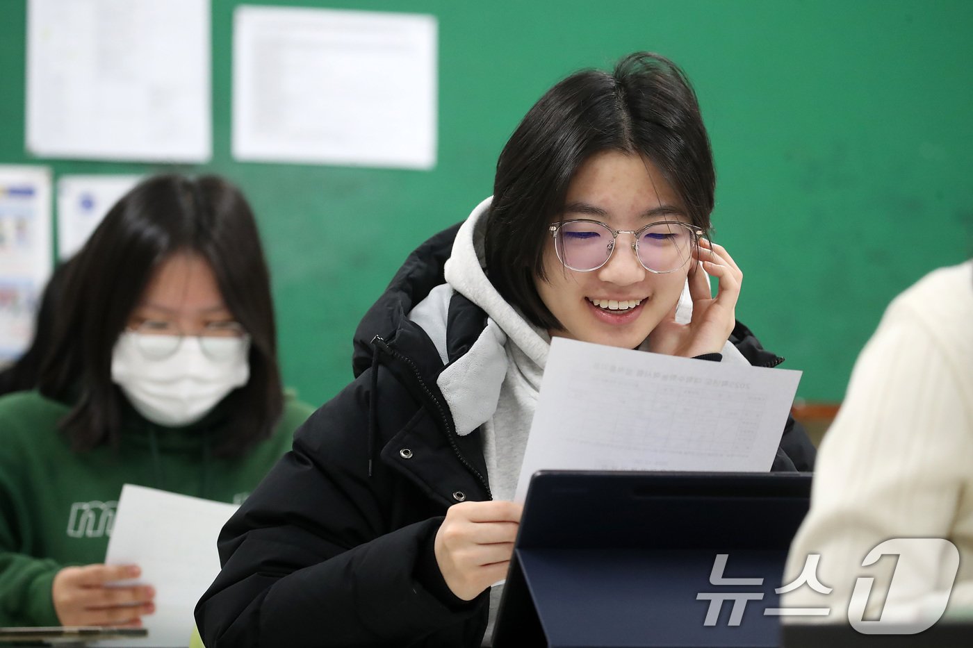 본문 이미지 - 2025학년도 대학수학능력시험 성적표가 배부된 6일 오전 대구 수성구 대구여자고등학교 3학년 교실에서 성적표를 받은 학생들이 수능 성적을 확인하고 있다. 2024.12.6/뉴스1 ⓒ News1 공정식 기자