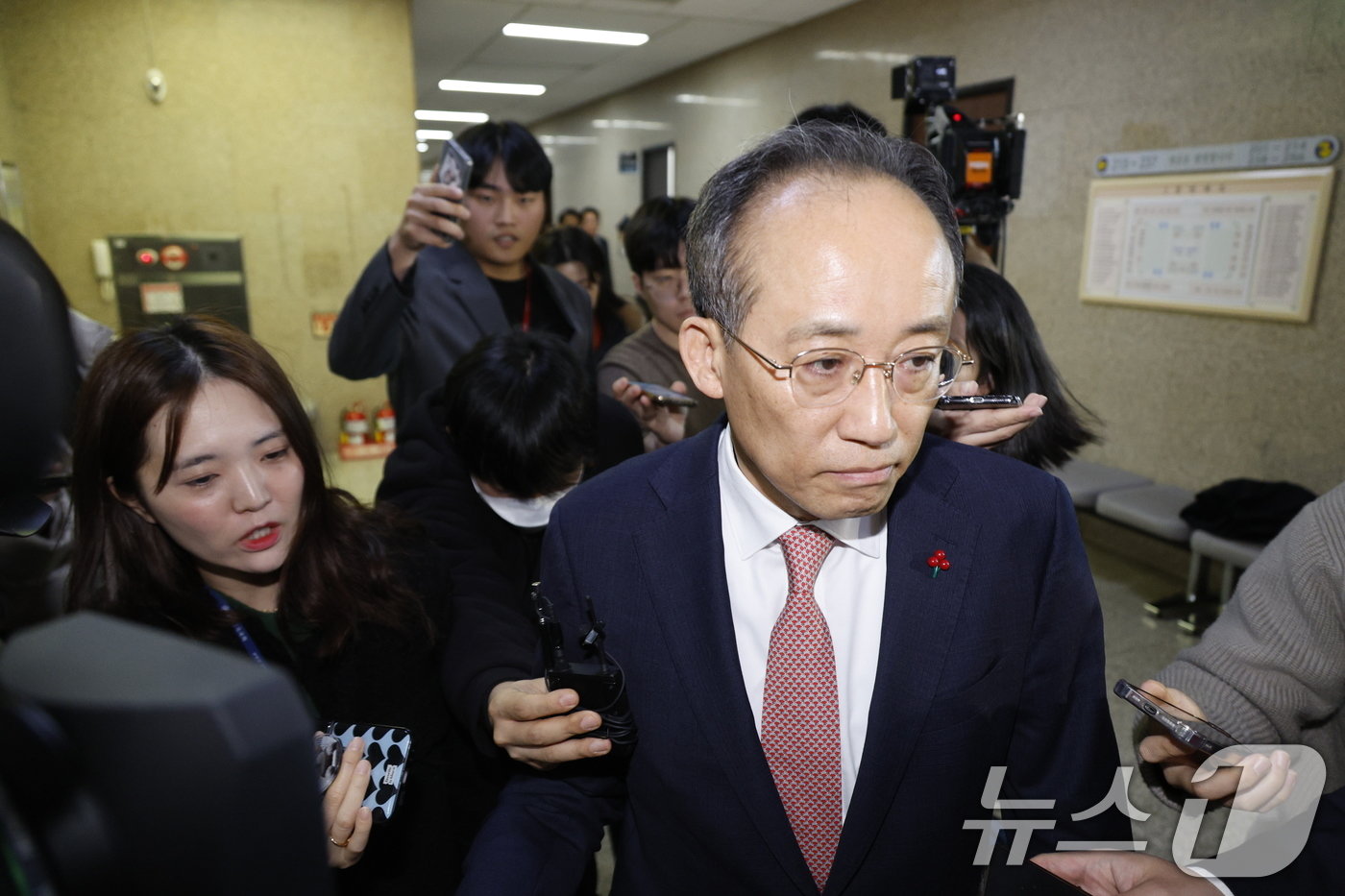 본문 이미지 - 추경호 국민의힘 원내대표가 6일 오전 서울 여의도 국회에서 열린 긴급최고위원회의를 마친 후 굳은 표정으로 원내대표실로 향하고 있다.  2024.12.6/뉴스1 ⓒ News1 안은나 기자