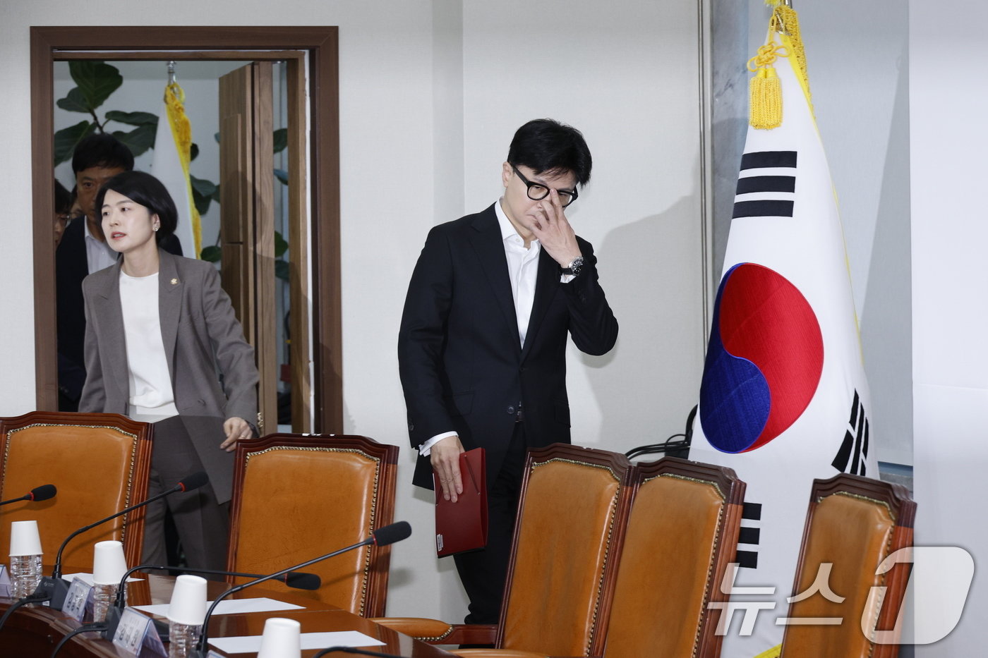 본문 이미지 - 한동훈 국민의힘 대표가 6일 오전 서울 여의도 국회에서 열린 긴급최고위원회의에 참석하고 있다. 2024.12.6/뉴스1 ⓒ News1 안은나 기자