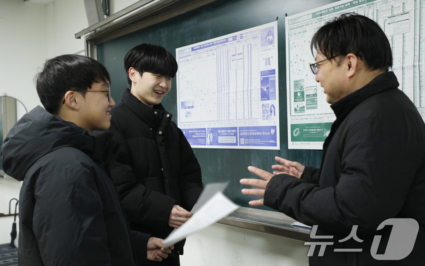 본문 이미지 - 2025학년도 대학수학능력시험&#40;수능&#41; 성적표가 배부된 6일 서울 종로구 동성고등학교에서 고3 담임 선생님이 수험생들과 지원 가능 대학 배치표를 살펴보고 있다. 2024.12.6/뉴스1 ⓒ News1 사진공동취재단