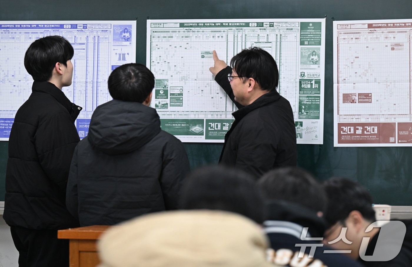본문 이미지 - 2025학년도 대학수학능력시험(수능) 성적표가 배부된 6일 서울 종로구 동성고등학교에서 고3 담임 선생님이 수험생들과 지원 가능 대학 배치표를 살펴보고 있다. 2024.12.6/뉴스1 ⓒ News1 사진공동취재단