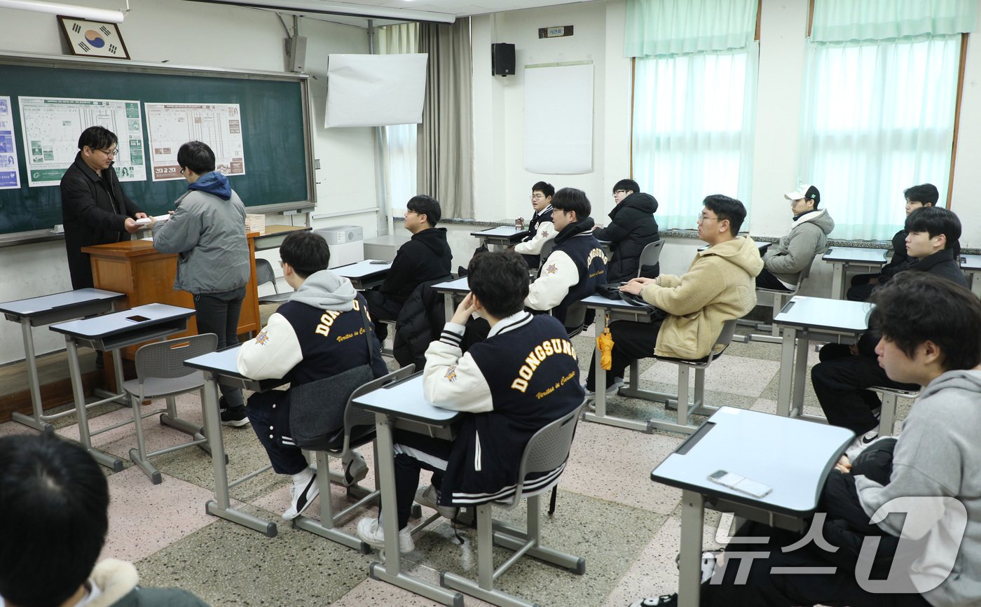 본문 이미지 - 2025학년도 대학수학능력시험&#40;수능&#41; 성적표가 배부된 6일 서울 종로구 동성고등학교에서 학생들이 성적표를 받고 있다. 2024.12.6/뉴스1 ⓒ News1 사진공동취재단
