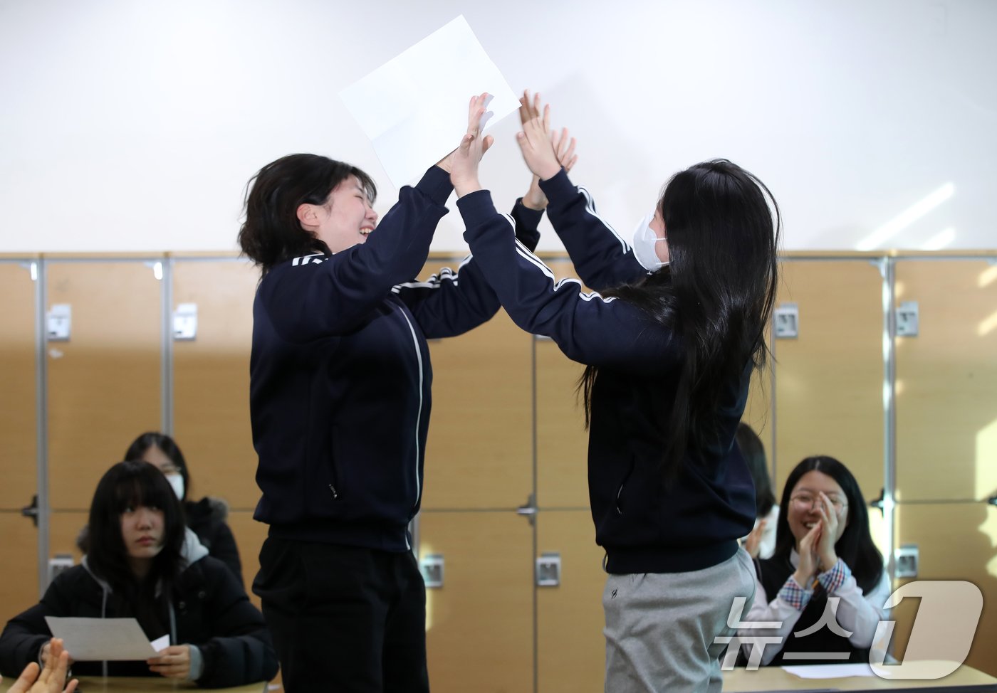 본문 이미지 - 2025학년도 대학수학능력시험 성적표가 배부된 6일 오전 부산 동래구 사직여자고등학교 3학년 교실에서 학생들이 자신의 수능 성적을 확인한 후 기뻐하고 있다. 2024.12.6/뉴스1 ⓒ News1 윤일지 기자