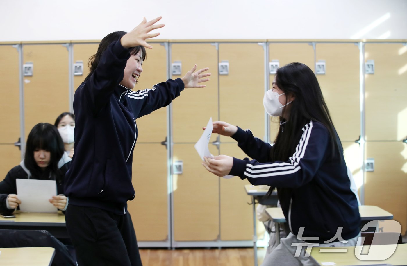 본문 이미지 - 2025학년도 대학수학능력시험 성적표가 배부된 6일 오전 부산 동래구 사직여자고등학교 3학년 교실에서 학생들이 자신의 수능 성적을 확인한 후 기뻐하고 있다. 2024.12.6/뉴스1 ⓒ News1 윤일지 기자