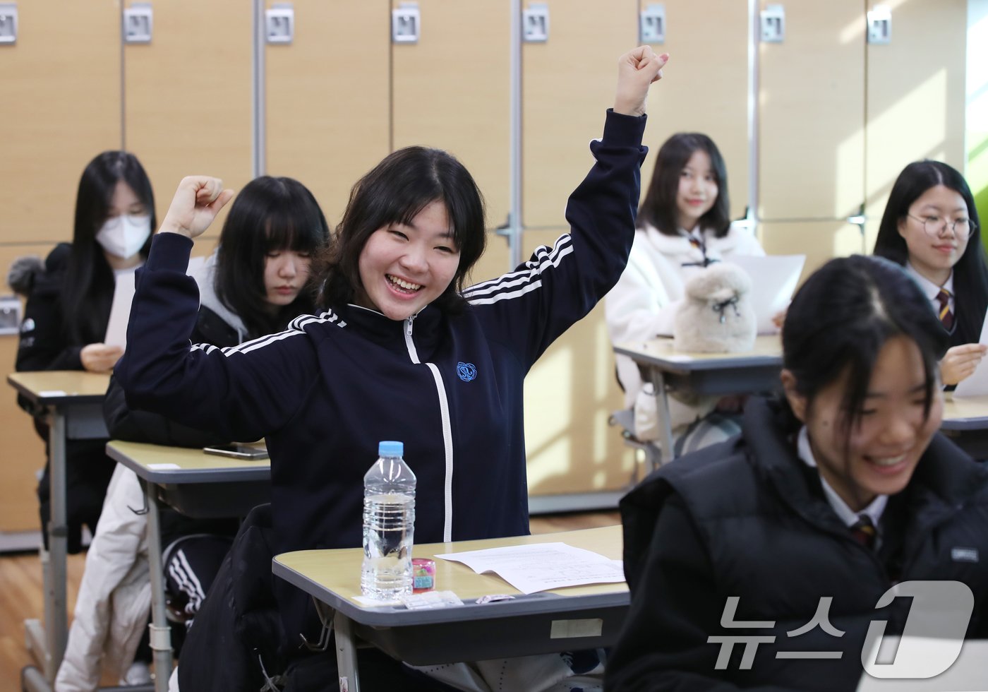 본문 이미지 - 2025학년도 대학수학능력시험 성적표가 배부된 6일 오전 부산 동래구 사직여자고등학교 3학년 교실에서 한 학생이 자신의 수능 성적을 확인한 후 기뻐하고 있다. 2024.12.6/뉴스1 ⓒ News1 윤일지 기자