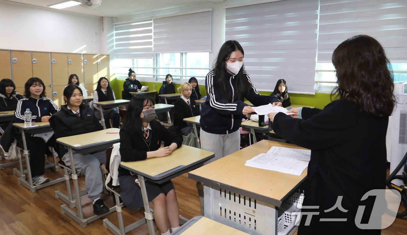 본문 이미지 - 2025학년도 대학수학능력시험 성적표가 배부된 6일 오전 부산 동래구 사직여자고등학교 3학년 교실에서 학생들이 수능 성적표를 받고 있다. 2024.12.6/뉴스1 ⓒ News1 윤일지 기자