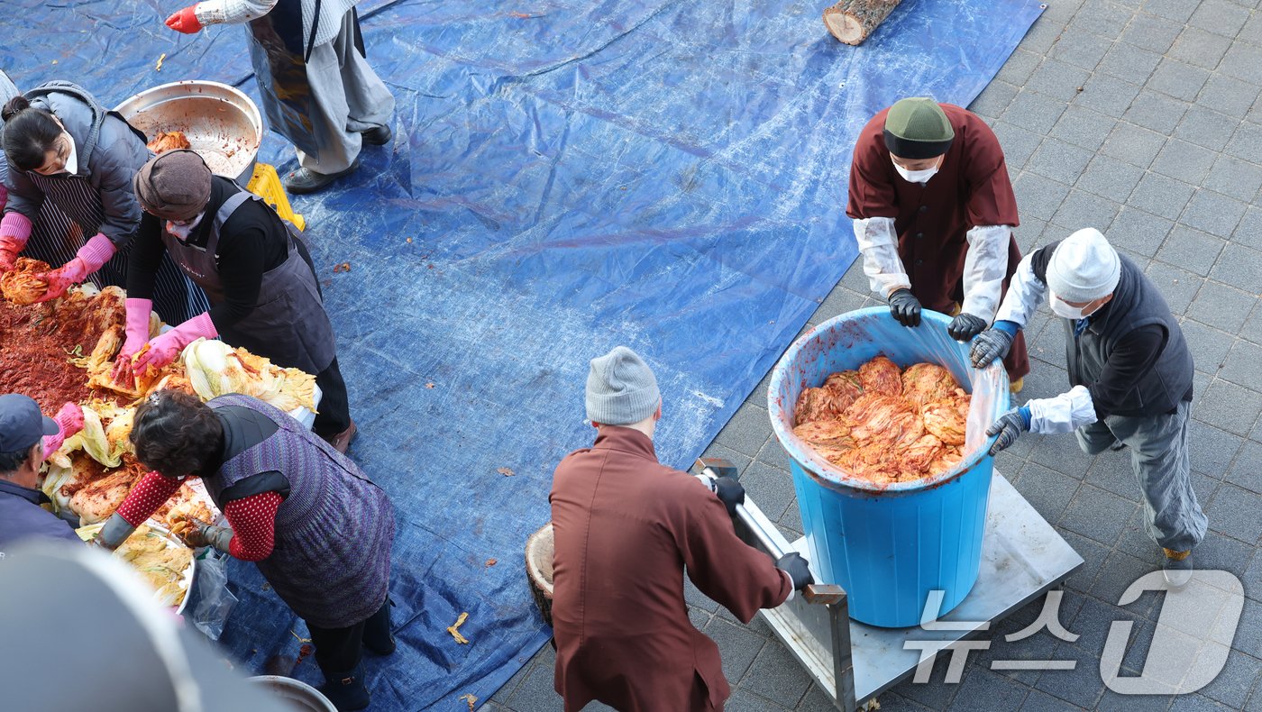 6일 전남 순천 송광사에서 수자 현묵스님과 70여명의 스님들이 김장을 하고 있다. 2024.12.6/뉴스1 ⓒ News1 김태성 기자