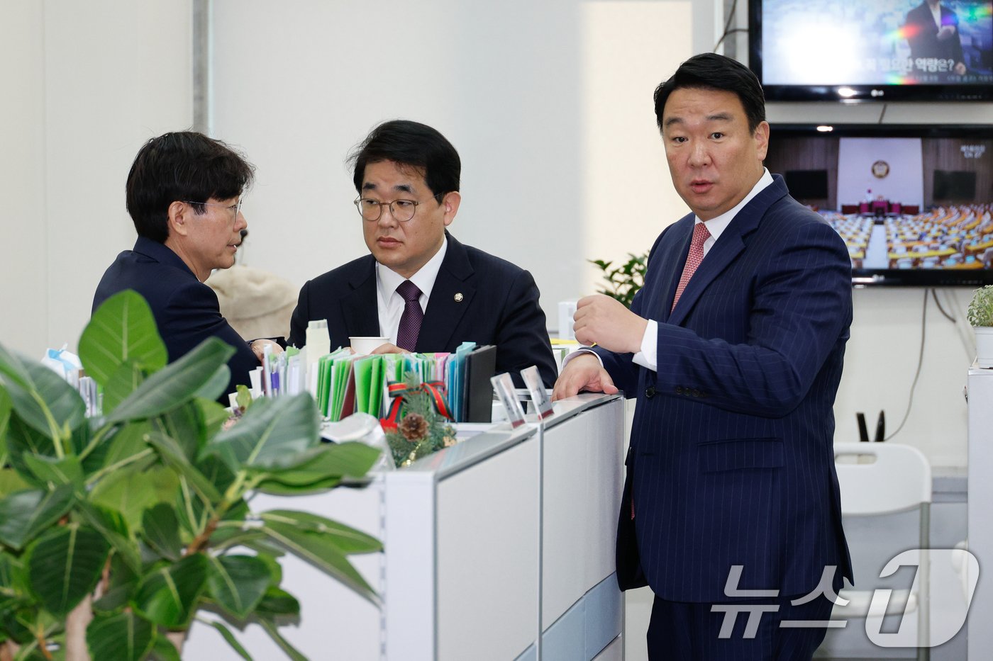 본문 이미지 - 조경태 국민의힘 의원(왼쪽부터), 배준영 원내수석부대표, 정희용 원내대표 비서실장이 6일 서울 여의도 국회 추경호 원내대표실에서 대화하고 있다. 2024.12.6/뉴스1 ⓒ News1 안은나 기자