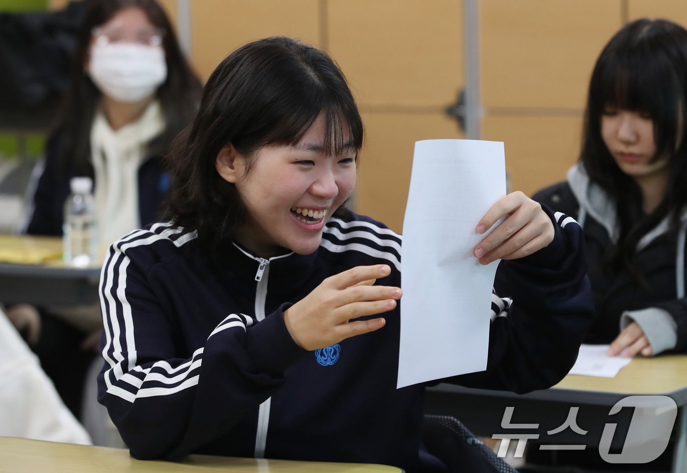 본문 이미지 - 2025학년도 대학수학능력시험 성적표가 배부된 6일 오전 부산 동래구 사직여자고등학교 3학년 교실에서 학생들이 자신의 수능 성적을 확인한 후 기뻐하고 있다. 2024.12.6/뉴스1 ⓒ News1 윤일지 기자