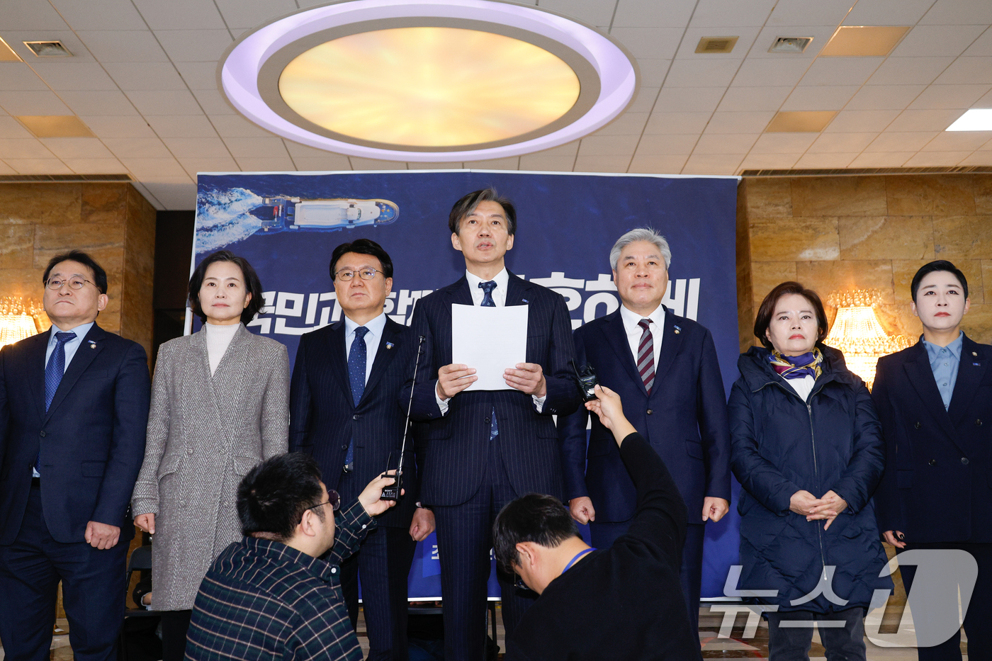 (서울=뉴스1) 안은나 기자 = 조국 조국혁신당 대표가 6일 오전 서울 여의도 국회 로텐더홀에서 윤석열 대통령이 비상계엄 당시 주요 정치인을 여인형 방첩사령관에게 체포하도록 지시했 …