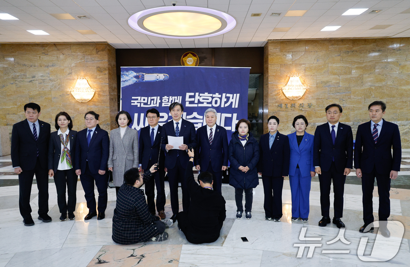 (서울=뉴스1) 안은나 기자 = 조국 조국혁신당 대표가 6일 오전 서울 여의도 국회 로텐더홀에서 긴급 기자회견을 하고 있다. 2024.12.6/뉴스1