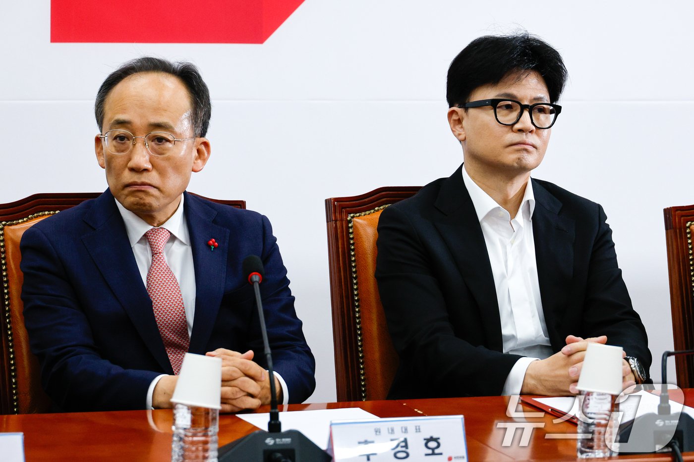 본문 이미지 - 한동훈 국민의힘 대표(오른쪽)와 추경호 원내대표가 6일 오전 서울 여의도 국회에서 열린 긴급최고위원회의에서 비공개 전환을 기다리고 있다. 2024.12.6/뉴스1 ⓒ News1 안은나 기자