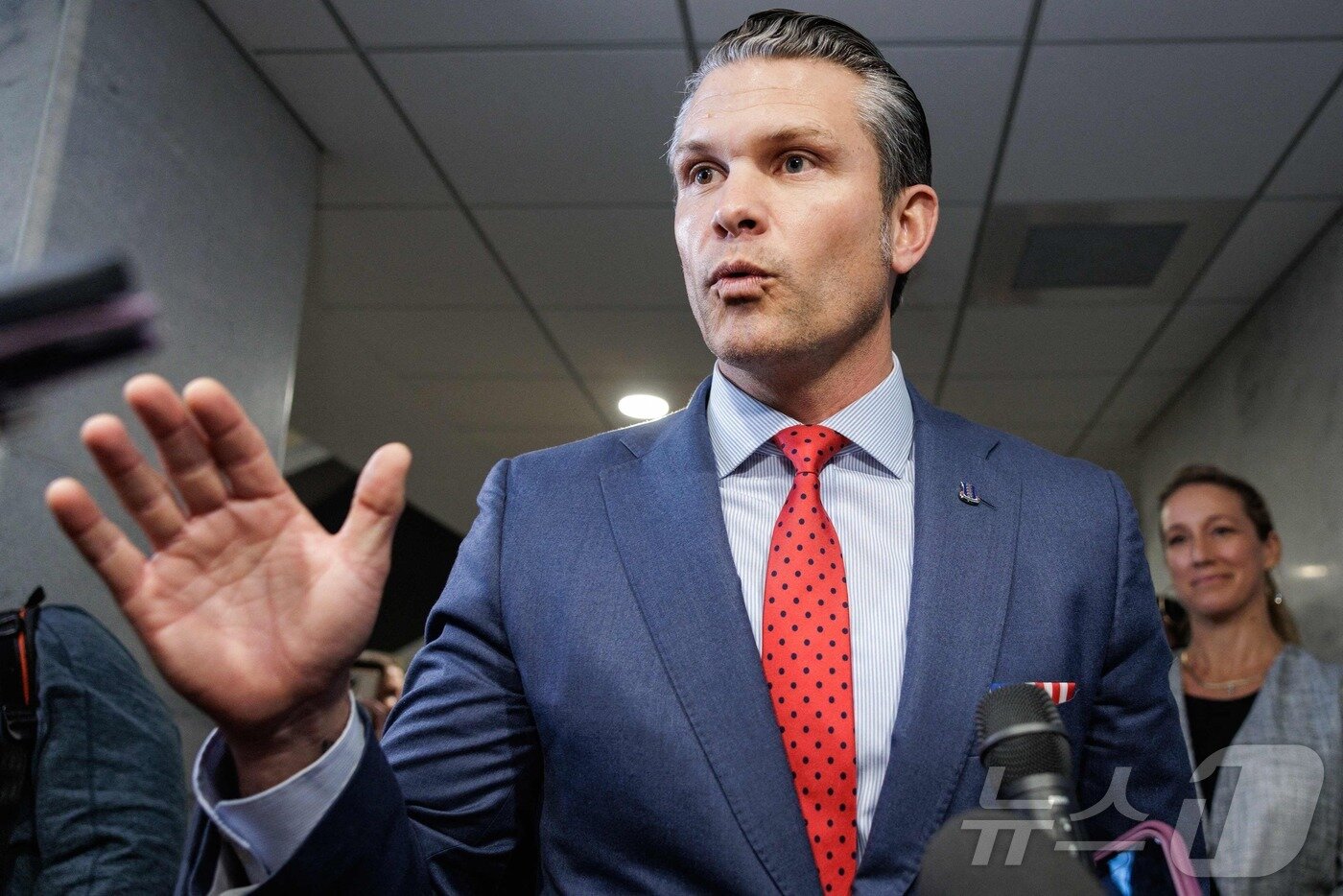 본문 이미지 - 피트 헤그세스 미국 국방장관 지명자가 5일 &#40;현지시간&#41; 워싱턴 의사당에서 의원들과 회동을 한 뒤 취재진을 만나 음주 및 성 비위 의혹을 전면 부인하며 “사퇴하지 않겠다”고 밝히고 있다. 2024.12.06 ⓒ AFP=뉴스1 ⓒ News1 우동명 기자