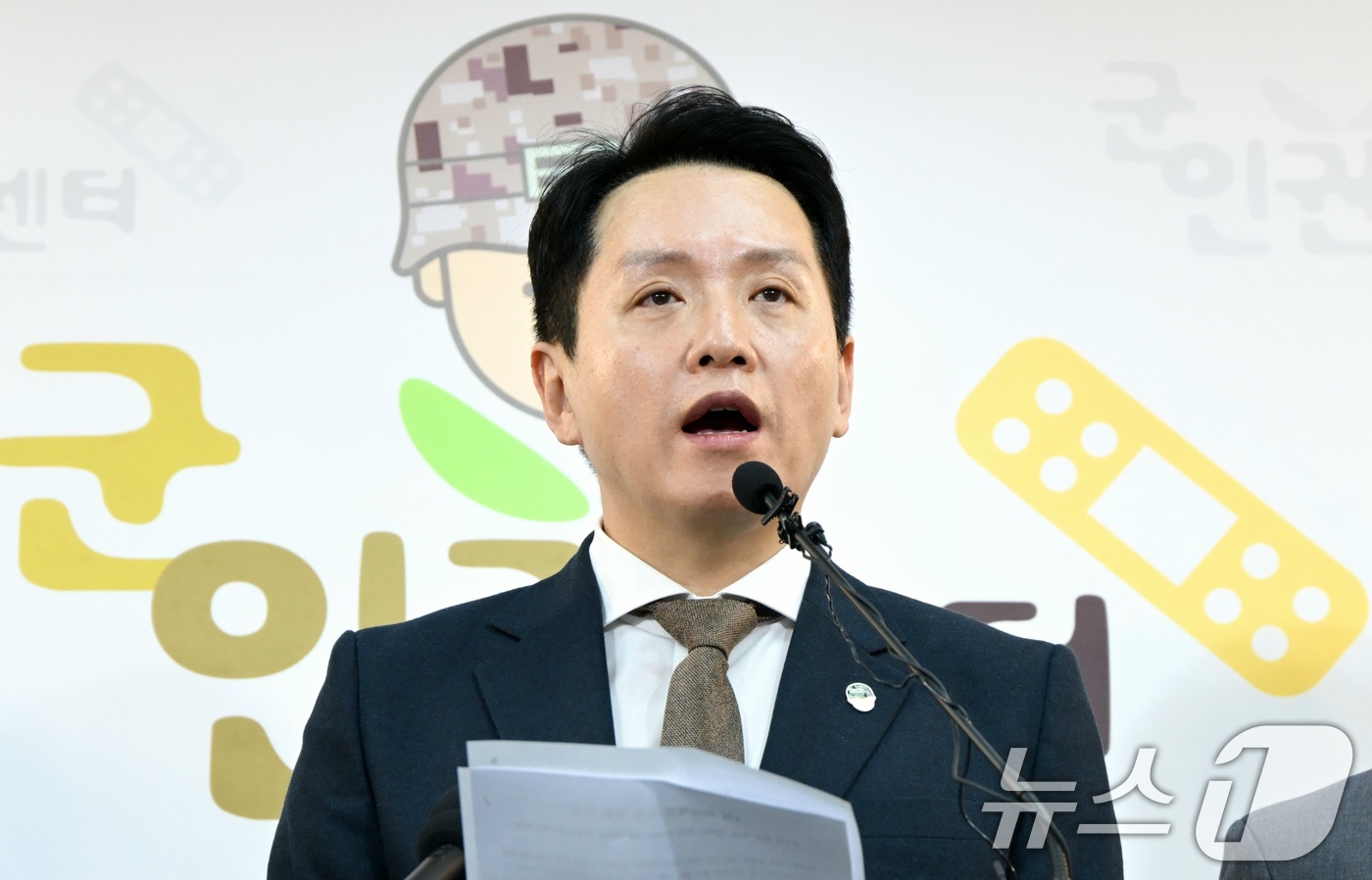 (서울=뉴스1) 이재명 기자 = 임태훈 군인권센터 소장이 6일 오전 서울 마포구 군인권센터에서 기자회견을 열고 계엄 관련 중요 제보를 공개하고 있다.이날 군인권센터는 육군에서 들어 …