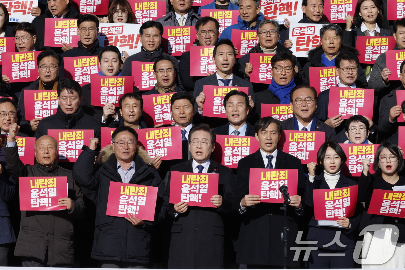 (서울=뉴스1) 안은나 기자 = 이재명 더불어민주당 대표와 조국 조국혁신당 대표를 비롯한 참석자들이 6일 서울 여의도 국회 본청 계단에서 열린 내란 동조 국민의힘 규탄 및 탄핵소추 …