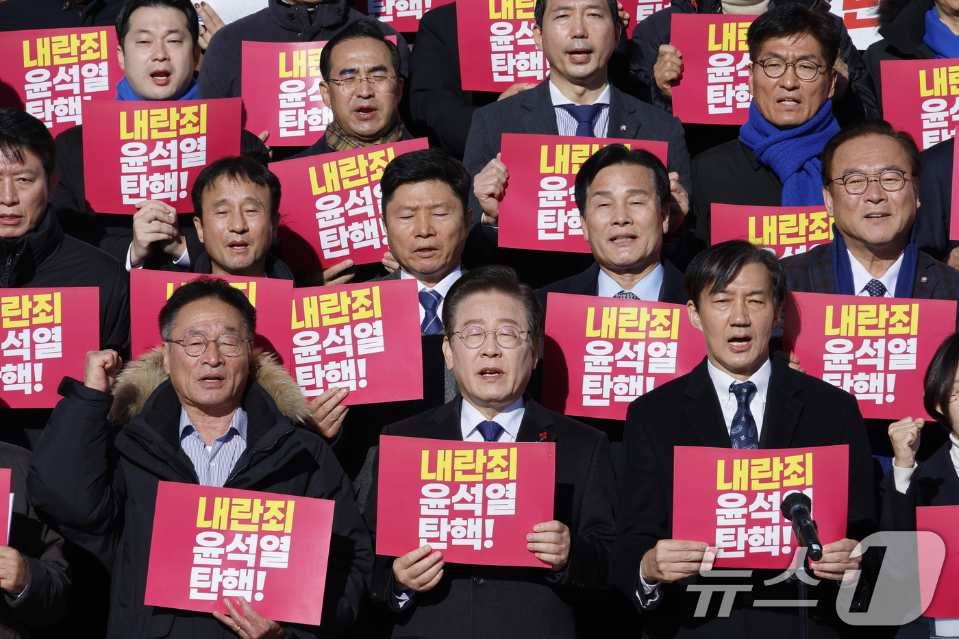 (서울=뉴스1) 안은나 기자 = 이재명 더불어민주당 대표와 조국 조국혁신당 대표를 비롯한 참석자들이 6일 서울 여의도 국회 본청 계단에서 열린 내란 동조 국민의힘 규탄 및 탄핵소추 …