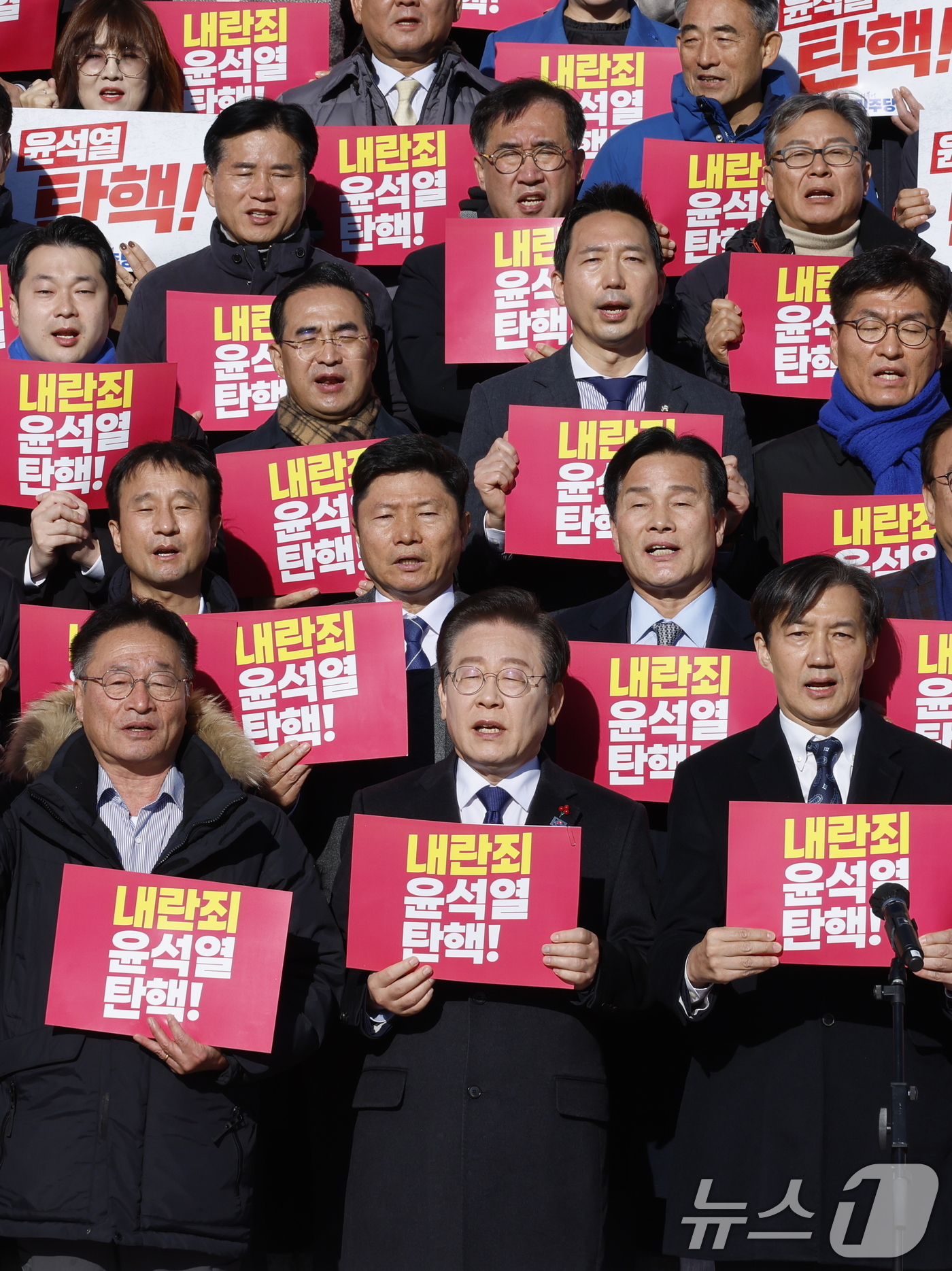 (서울=뉴스1) 안은나 기자 = 이재명 더불어민주당 대표와 조국 조국혁신당 대표를 비롯한 참석자들이 6일 서울 여의도 국회 본청 계단에서 열린 내란 동조 국민의힘 규탄 및 탄핵소추 …