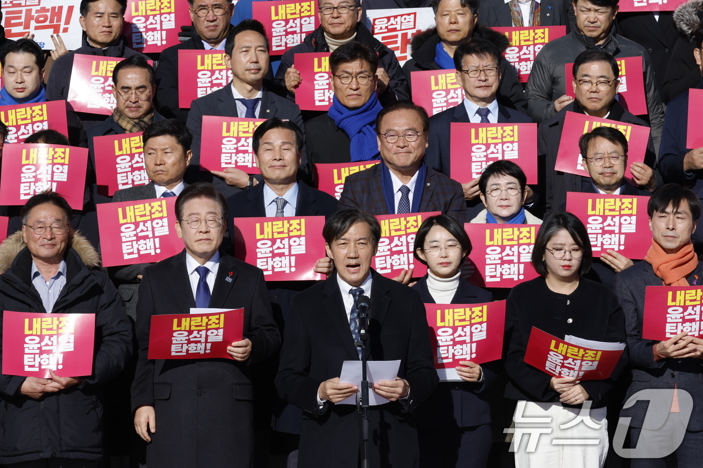 (서울=뉴스1) 안은나 기자 = 조국 조국혁신당 대표가 6일 서울 여의도 국회 본청 계단에서 열린 내란 동조 국민의힘 규탄 및 탄핵소추안 가결 촉구 제 시민사회 및 야5당 공동기자 …