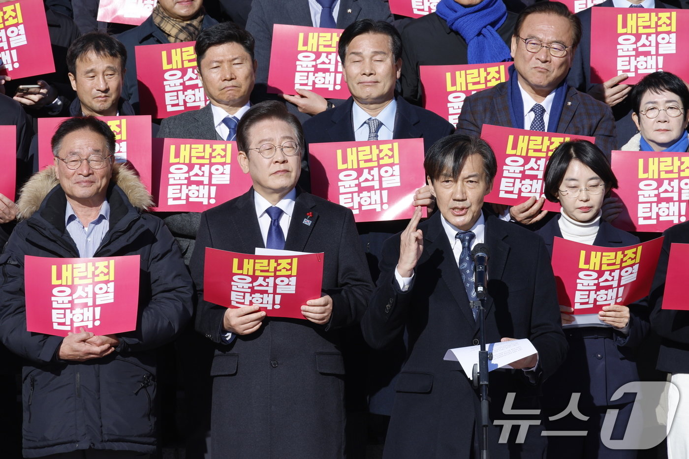 조국 조국혁신당 대표가 6일 서울 여의도 국회 본청 계단에서 열린 내란 동조 국민의힘 규탄 및 탄핵소추안 가결 촉구 제 시민사회 및 야5당 공동기자회견에서 발언하고 있다. 왼쪽은 이재명 더불어민주당 대표. 2024.12.6/뉴스1 ⓒ News1 안은나 기자