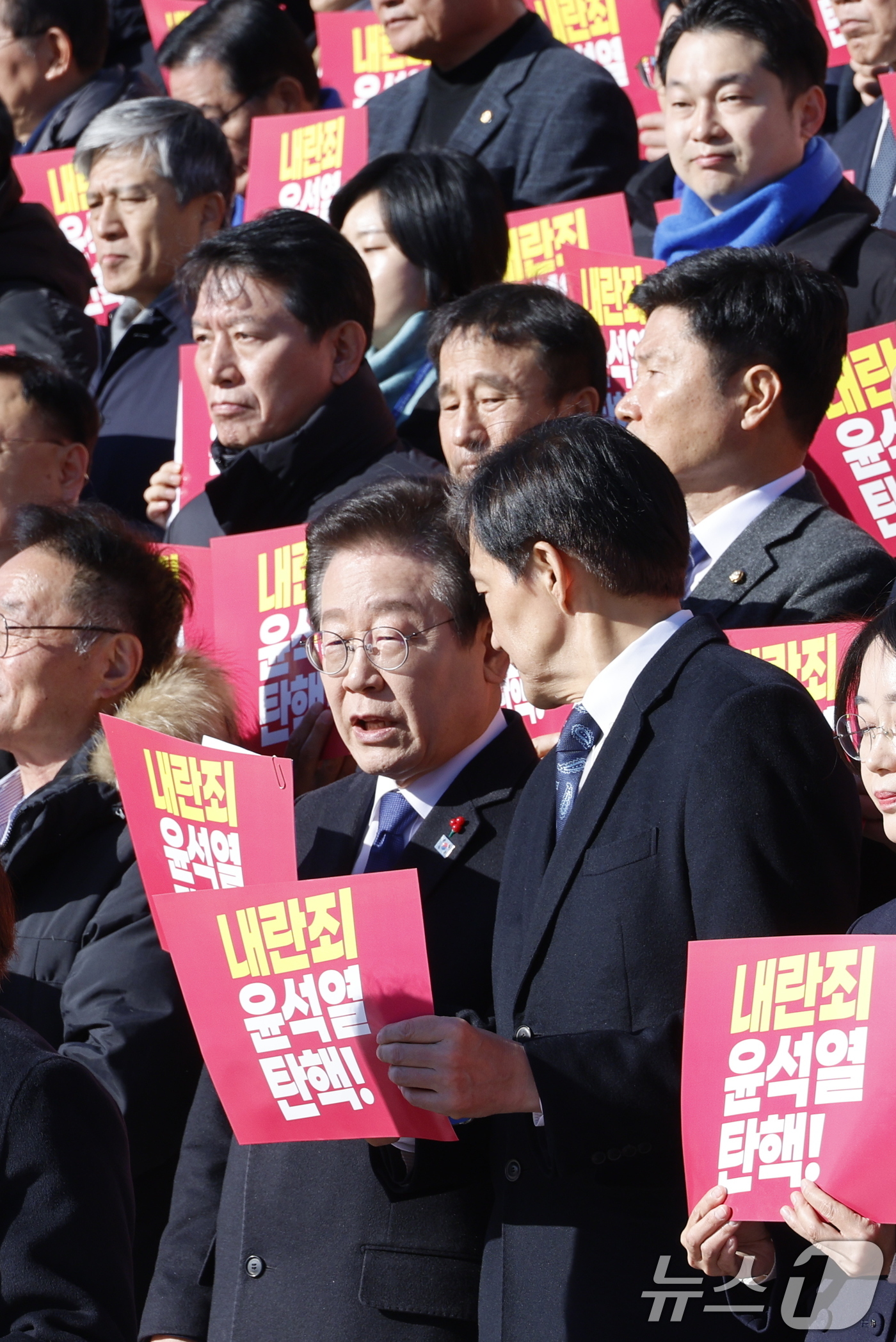 (서울=뉴스1) 안은나 기자 = 이재명 더불어민주당 대표와 조국 조국혁신당 대표가 6일 서울 여의도 국회 본청 계단에서 열린 내란 동조 국민의힘 규탄 및 탄핵소추안 가결 촉구 제 …