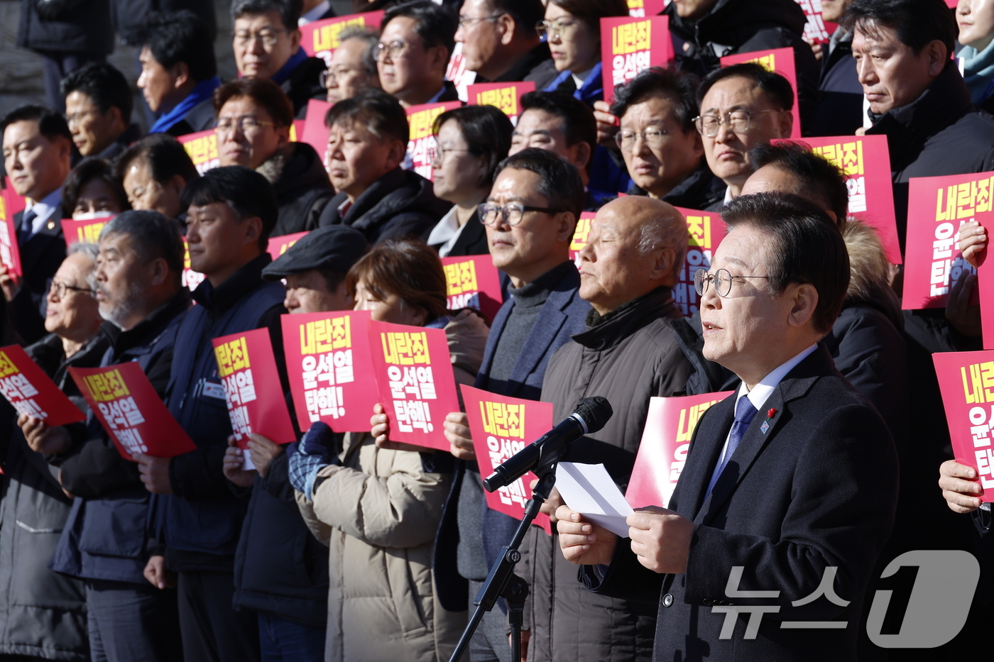 (서울=뉴스1) 안은나 기자 = 이재명 더불어민주당 대표가  6일 서울 여의도 국회 본청 계단에서 열린 내란 동조 국민의힘 규탄 및 탄핵소추안 가결 촉구 제 시민사회 및 야5당 공 …