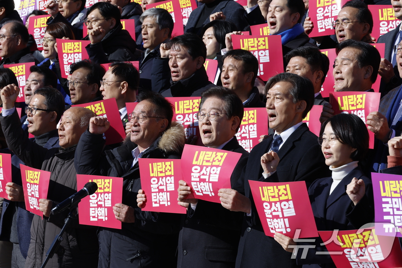 (서울=뉴스1) 안은나 기자 = 이재명 더불어민주당 대표와 조국 조국혁신당 대표를 비롯한 참석자들이 6일 서울 여의도 국회 본청 계단에서 열린 내란 동조 국민의힘 규탄 및 탄핵소추 …